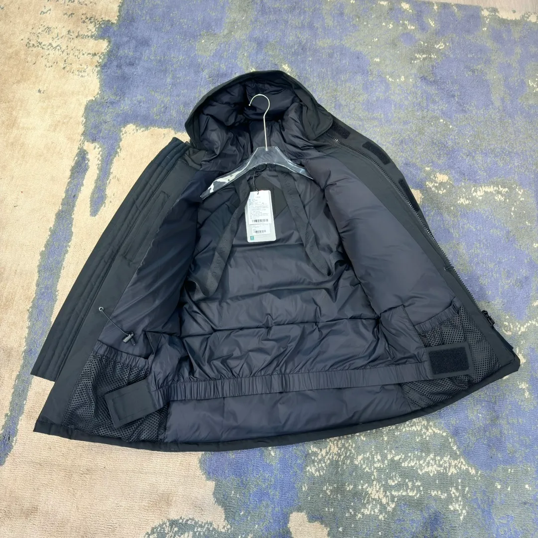 P800 🇨🇦Canada Goose "Canada Goose" 🇨🇦 Beichen White / 08 Expedition Parka 4660M Product color: black, off-white, red, sand pink, sky blue, graphite gray, Beichen white, navy, sky blue, gray camouflage gray black label Product size: XS, S, M, L, XL, XXL The Expedition was originally a parka designed for scientists at the McMurdo Research Station in Antarctica. Whether your next journey takes you into the frozen urban jungle or across uncharted ice fields, wear Canada Goose's Expedition Parka and get proven results year after year in Antarctica by the National Science Foundation's Center for Polar Research.  Material list: 1⃣ Uses Y-shaped Velcro imported from Taiwan (exclusive in the market) 2⃣ Uses 18-count polyester-cotton blended fabric imported from South Korea (authentic synchronized fabric) 3⃣ National standard 80% white duck down, (zp uses 80% white duck down/90% of all boasts are fake) 4⃣ Western Canadian coyote hair (non-market dyed fox hair filled with wolf hair) Material analysis characteristics: 1⃣ The original/polyester-cotton fabric has a high polyester fiber content, and the polyester-cotton fabric has high heat and light resistance and good stability. It has bright colors, high fiber strength, durability, light resistance, heat resistance, and straightness. 2⃣ As we all know, the original version uses 80% white duck down. The fill power refers to the cubic inches of volume occupied by each ounce (30 grams) of down under certain conditions. If one ounce of down occupies 500 cubic inches, the fill power of the down is 500. So we can simply understand it as: fill power is the volume of down, and the volume of down is fill power. The higher the fill power of down, it means that under the same filling amount, down can fix a larger volume of air layer to keep warm and insulate, so the warmth retention of down is better. 3⃣ Western Canadian coyote hair, "large range of selected neck hair" is soft and fluffy, each wolf hair is 60-63 long / 14-16 wide at the peak, this width + preferred parts. It is basically unmatched by the same industry